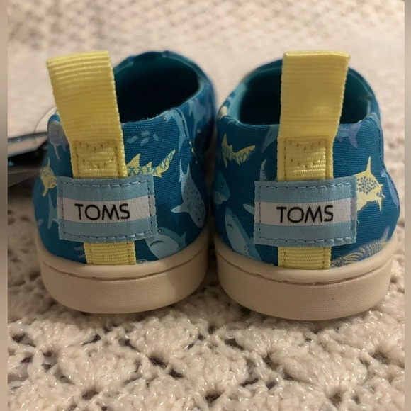 TOMS Shark Glow-in-the-Dark Slip On Shoes Youth Alpargata Sharks - Picture 5 of 8